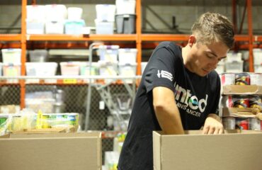 Renewal by Andersen of Roanoke staff volunteering with Feeding Southwest Virginia.